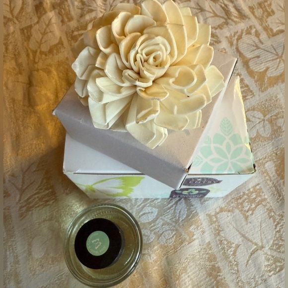 Authentic Scentsy Fragrance Flower Aloe & Cucumber - Picture 2 of 3